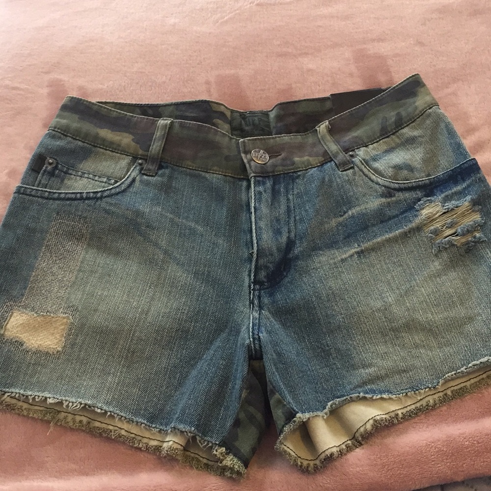 Urban outfitters Camo shorts size 27/5